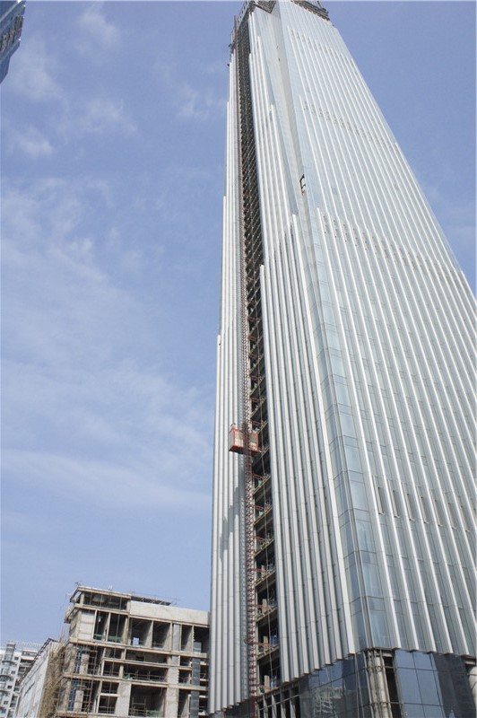 廣西金融廣場項目330米施工升降機 