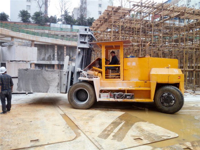 柳州16噸叉車工作圖