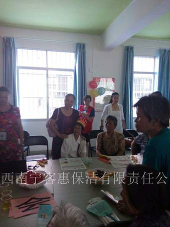 桂林参加社区敬老活动
