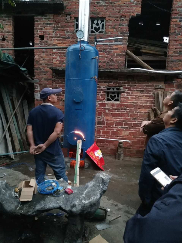 立式0.3環(huán)保蒸汽鍋爐現(xiàn)場安裝1.jpg