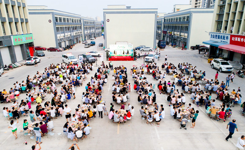 柳州东盟工程机械城举办“端午千人宴”活动