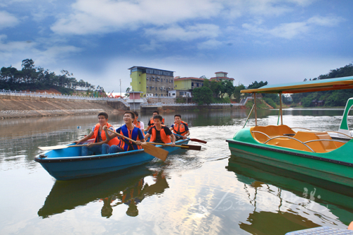 10南宁市金沙湖8团队玩3划船.jpg