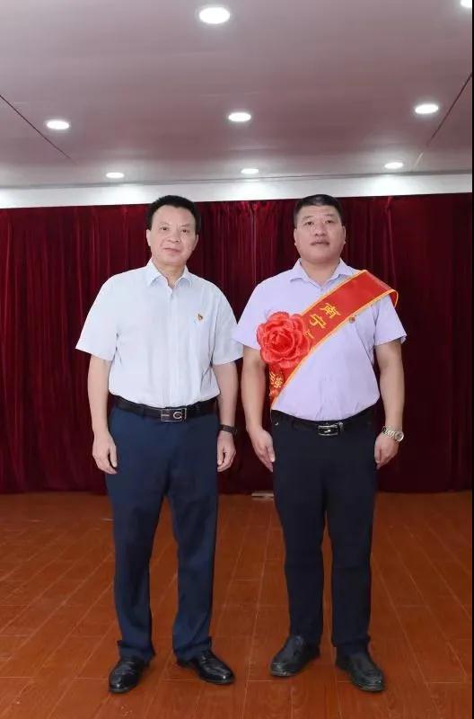 热烈祝贺理通保安党支部书记、董事长李东被评为“南宁市优秀党务工作者”