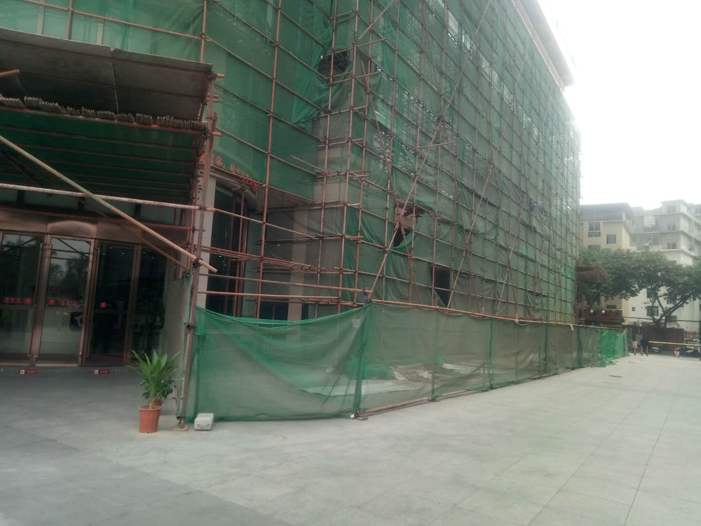 南湖名都廣場B座裙樓外腳手架